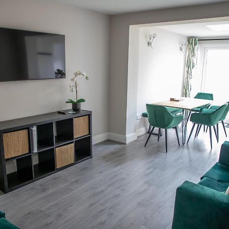 Wave Stays - Ground Floor Apartment - Outside Seating Area Кливлис Екстериор снимка