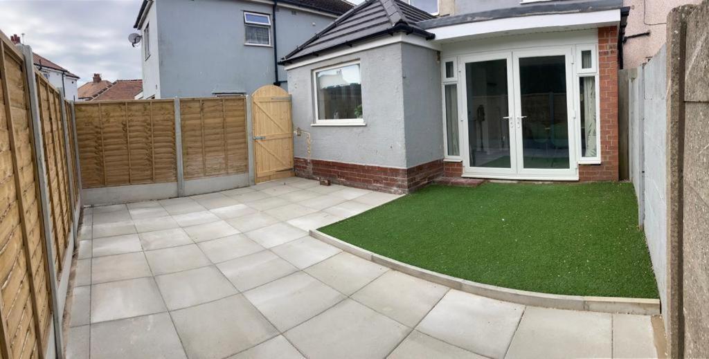 Wave Stays - Ground Floor Apartment - Outside Seating Area Кливлис Екстериор снимка